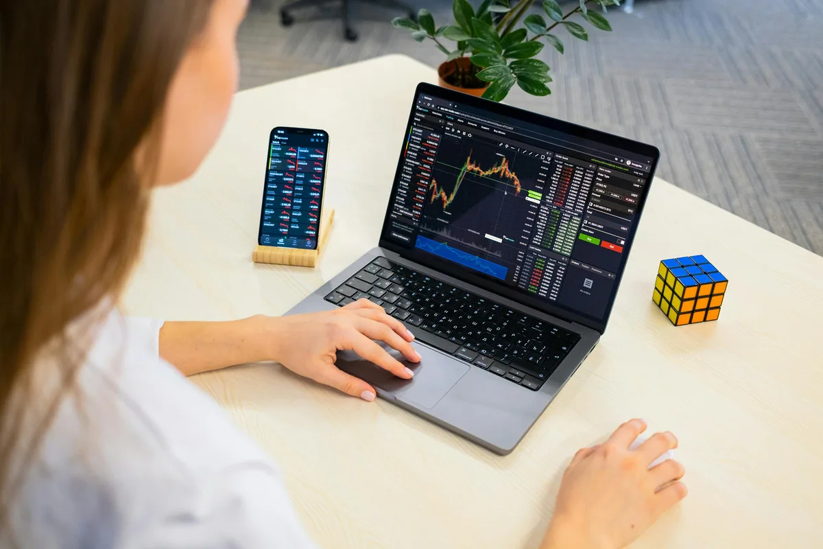 Prop trading firm chart – crypto and futures trading analysis on laptop